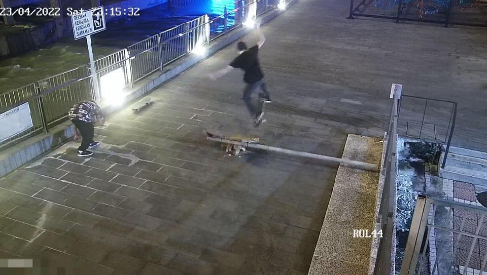 'busted': dbkl exposes m'sians skateboarders who destroyed signboard near midnight | weirdkaya