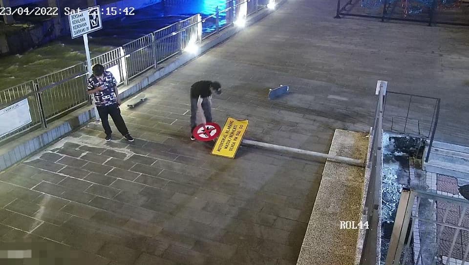 'busted': dbkl exposes m'sians skateboarders who destroyed signboard near midnight | weirdkaya