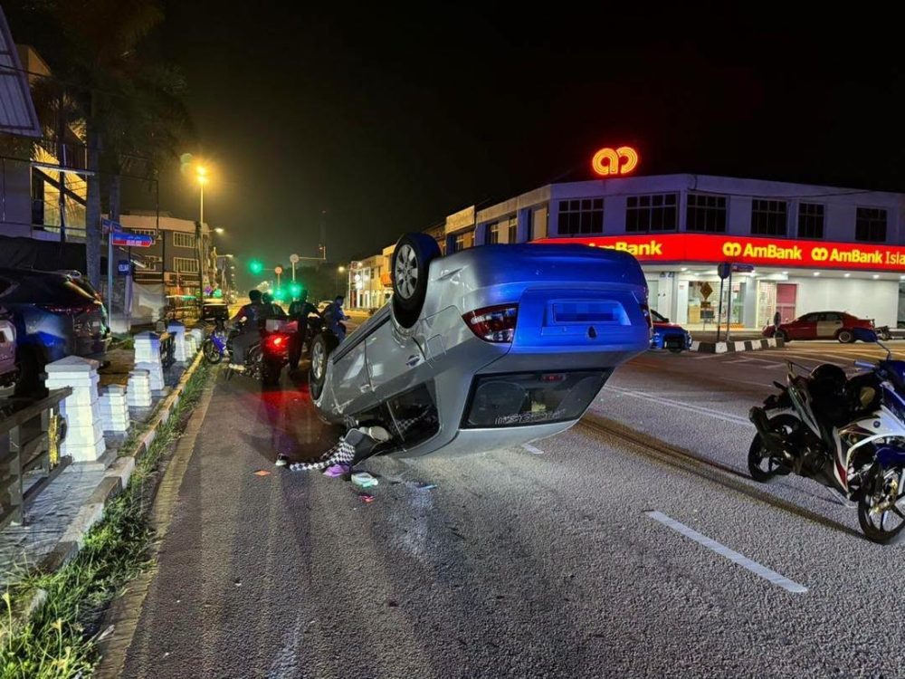 Car turns turtle in Johor (1)