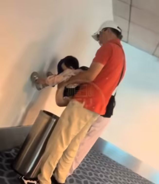 Child poos into KLIA bin (1)