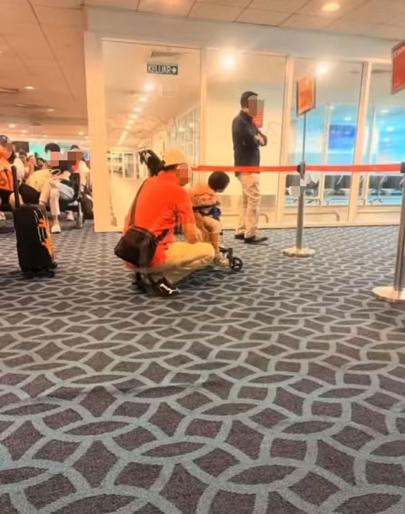 Child poos into KLIA bin (2)