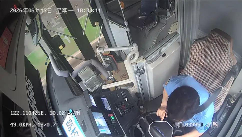 China bus driver saves passengers (1)
