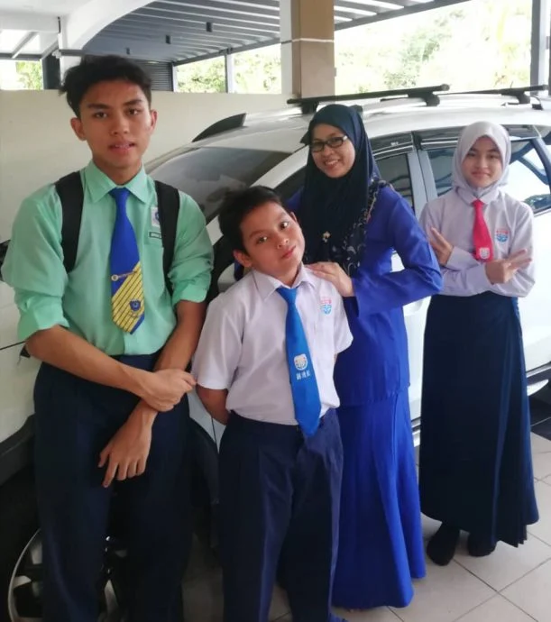 Cikgu suzana and her children