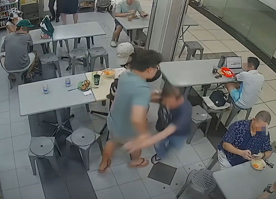 Coffee shop patting head (2)