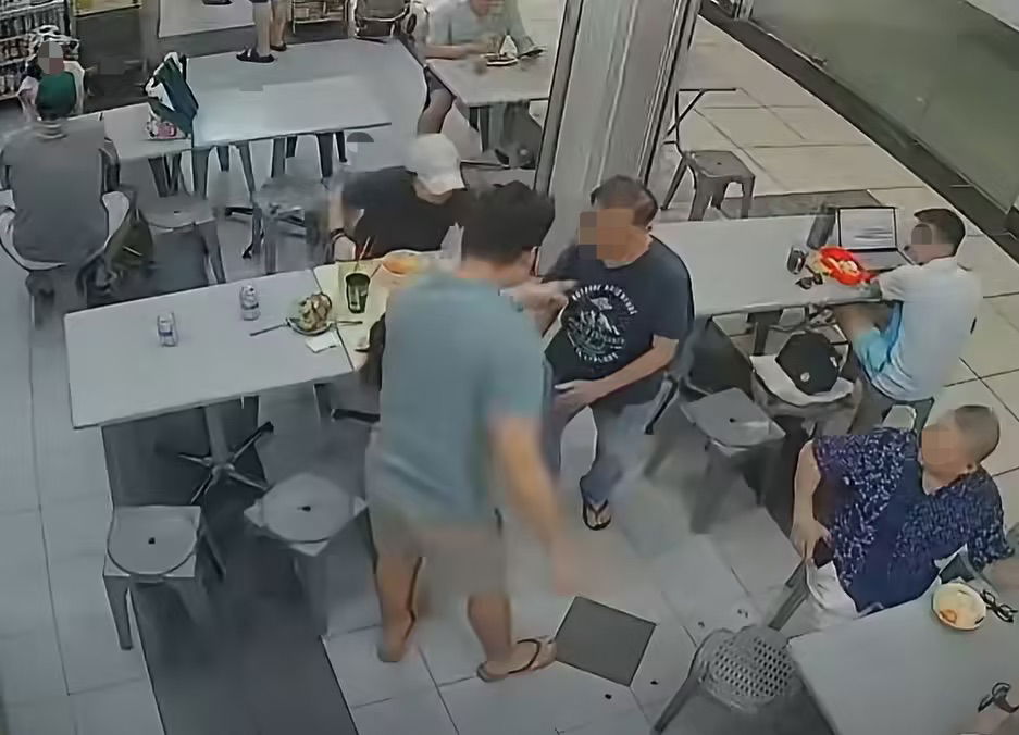 Coffee shop patting head (3)