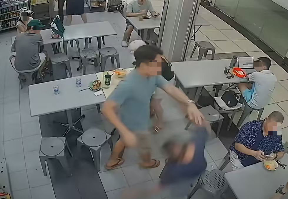Coffee shop patting head (4)