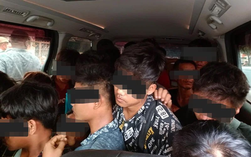17yo teen arrested for allegedly transporting 25 illegal immigrants | weirdkaya