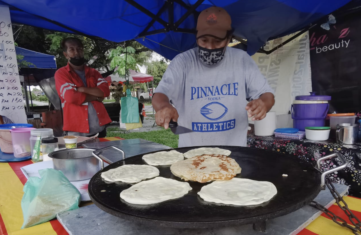 Rohaizan preparing roti