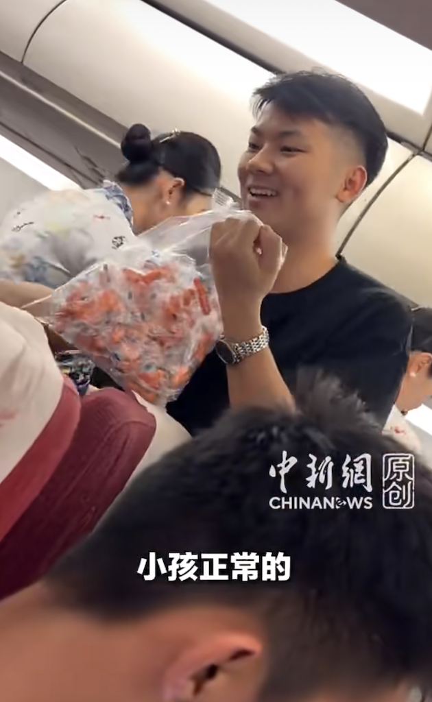 Dad Praised For Giving Out Earplugs To Other Passengers Travelling On Same Flight With His Baby