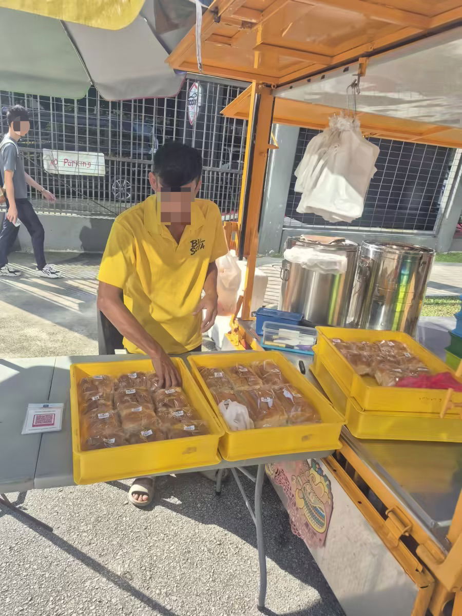 Dad with cancer sells tau fu fah (2)