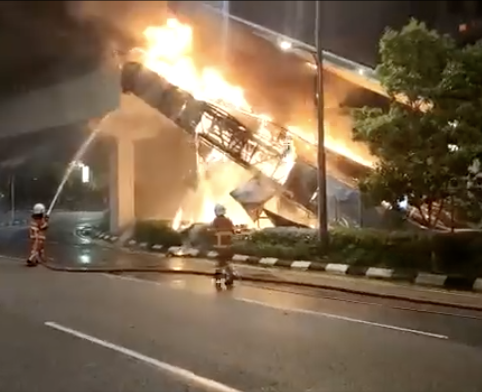 [video] escalator of intermark pedestrian bridge at ampang park lrt station damaged by fire | weirdkaya