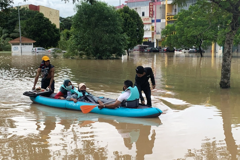 Kind m'sian uses rm4mil mercedes for flood relief, wins praise online | weirdkaya