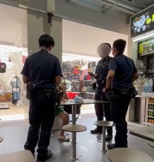 Food fight in S'pore (3)