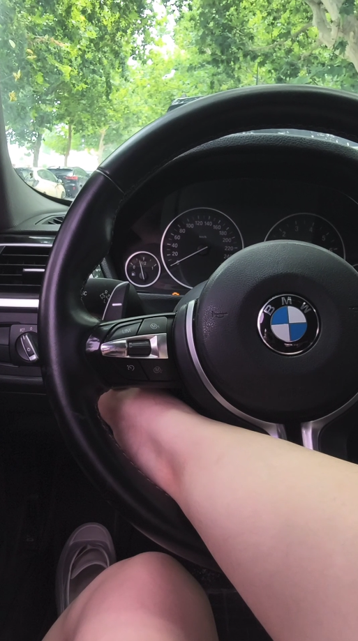 Foot stuck in steering wheel (1)