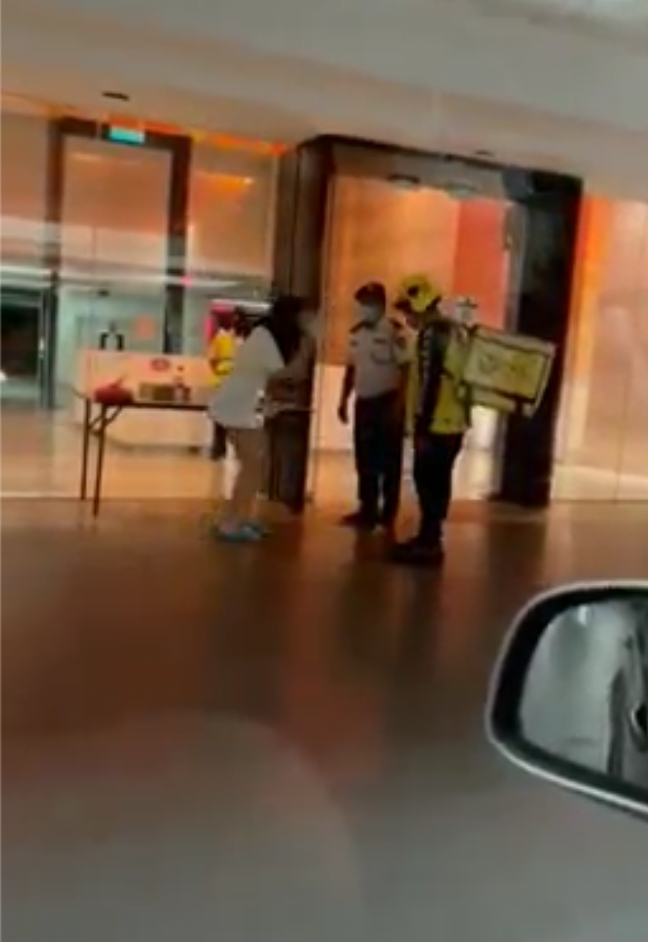 Foreigner in kl splashed bubble tea at security guard