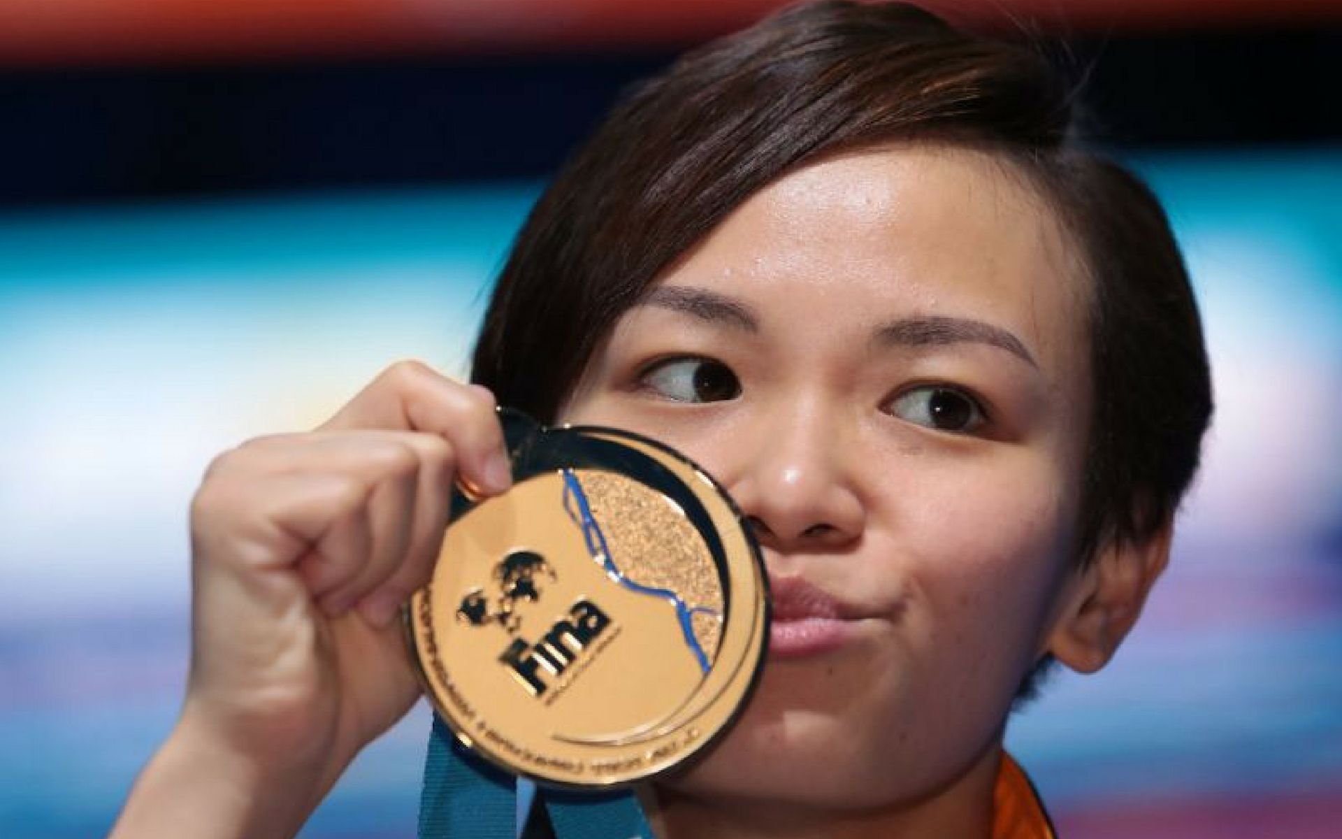 Jun hoong and her world champion medal