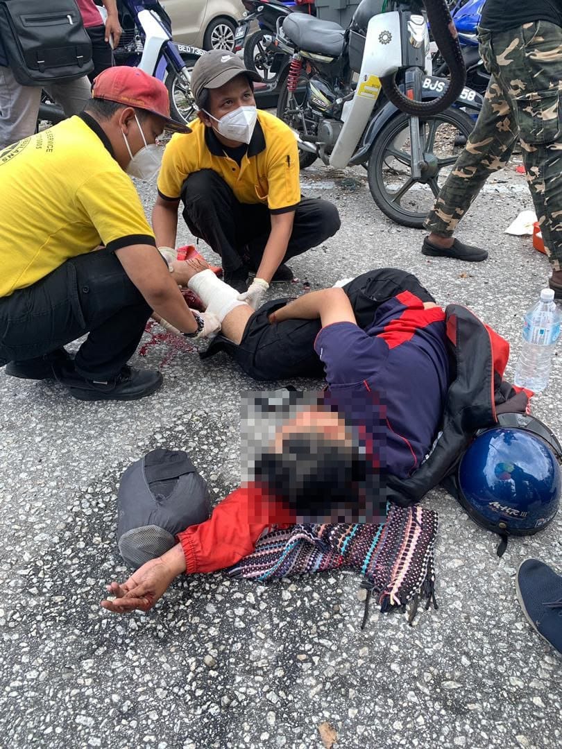 [video] grab rider dies in 5-vehicle crash in klang | weirdkaya