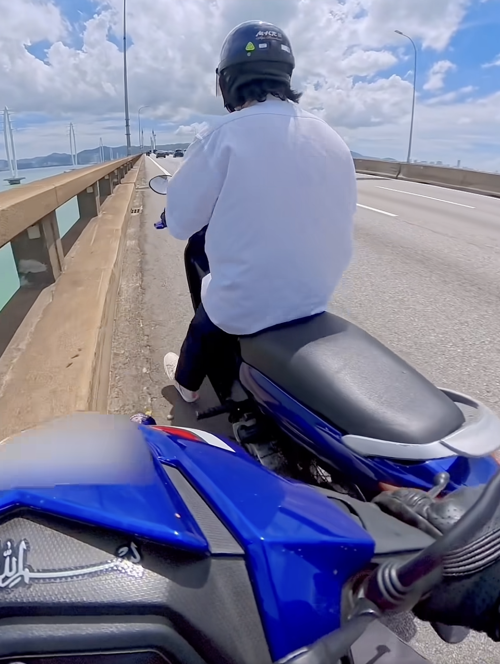 Helping foreigners push their motorcycle