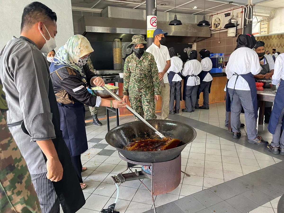 Her majesty cook for flood victims 3