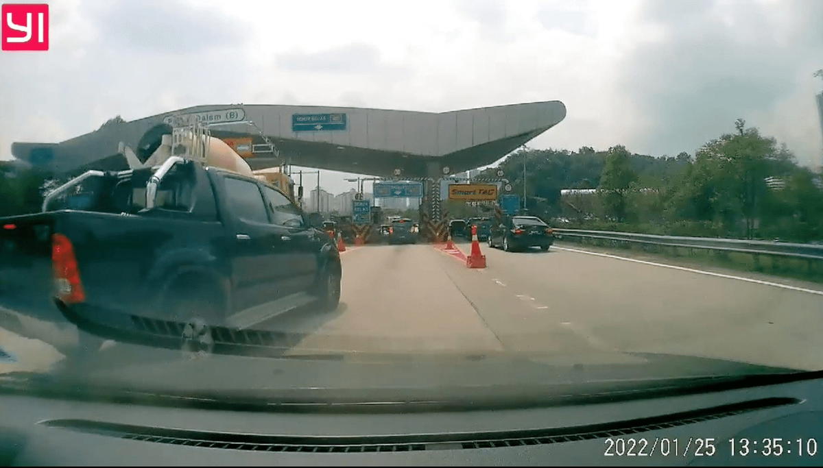 Hilux Karen cuts lane and shout at Woman 01