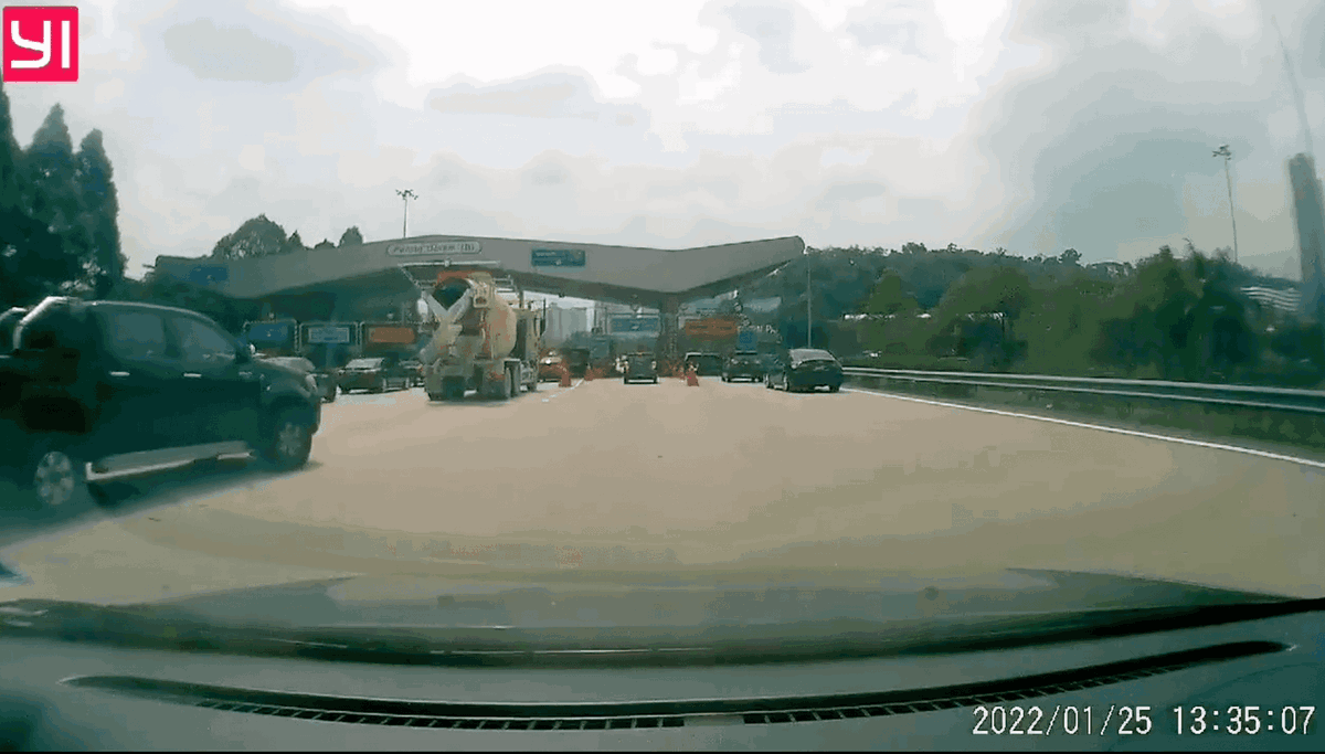 [video] 'hilux karen' cuts driver off at toll lane and shouts at her for not 