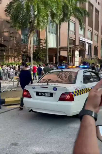 [video] foreigners flood walk-in ppv in kl with no social distancing | weirdkaya