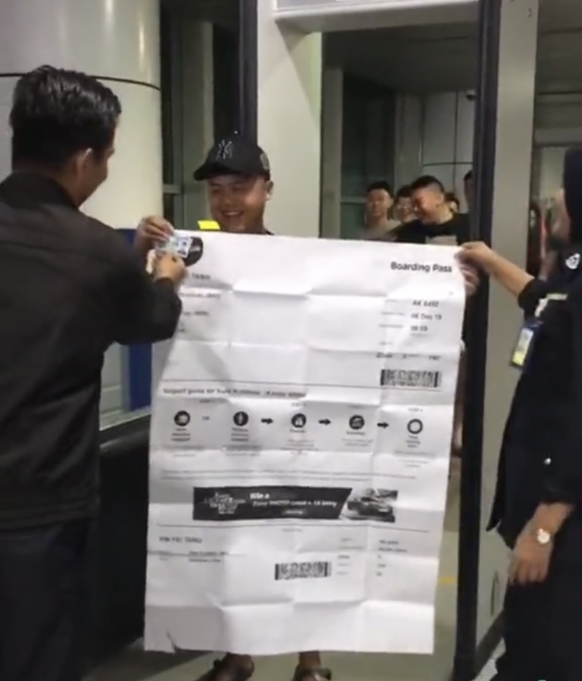 Man shows up at sabah airport with huge boarding pass & it's hilarious af