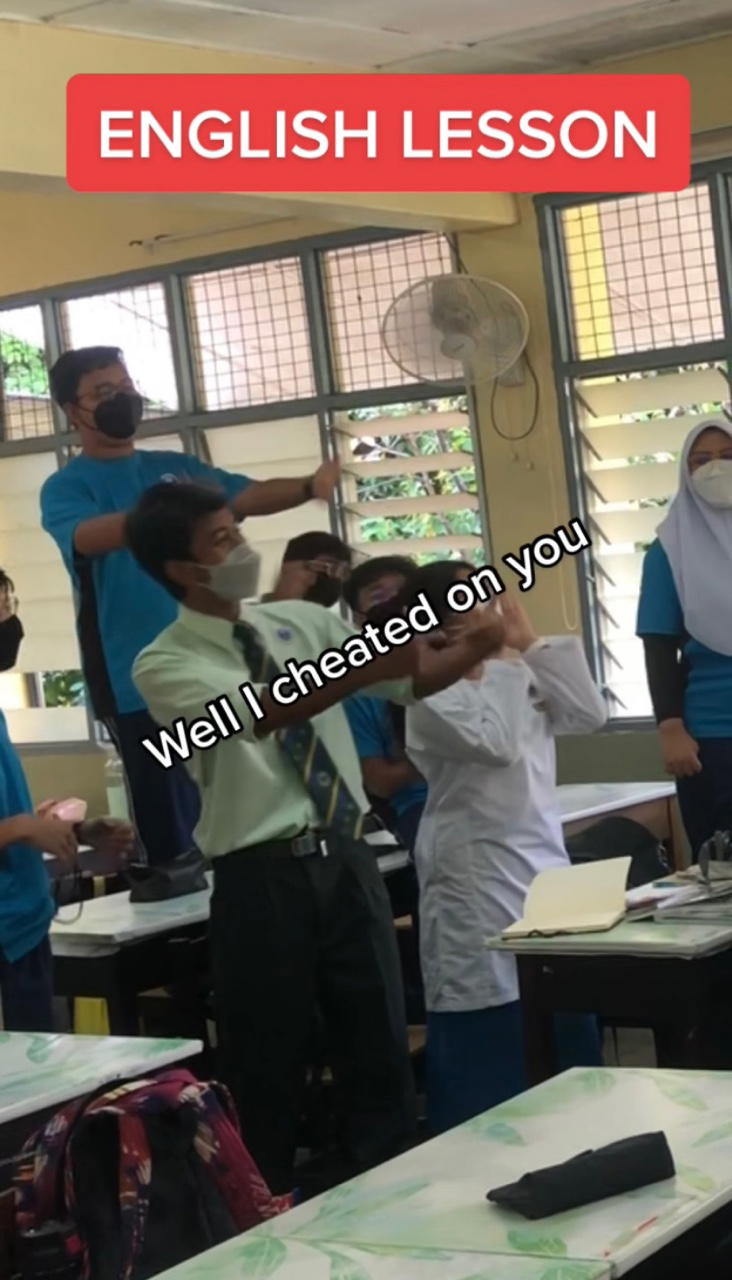 [video] m'sian teacher praised for his creativity in teaching his students english