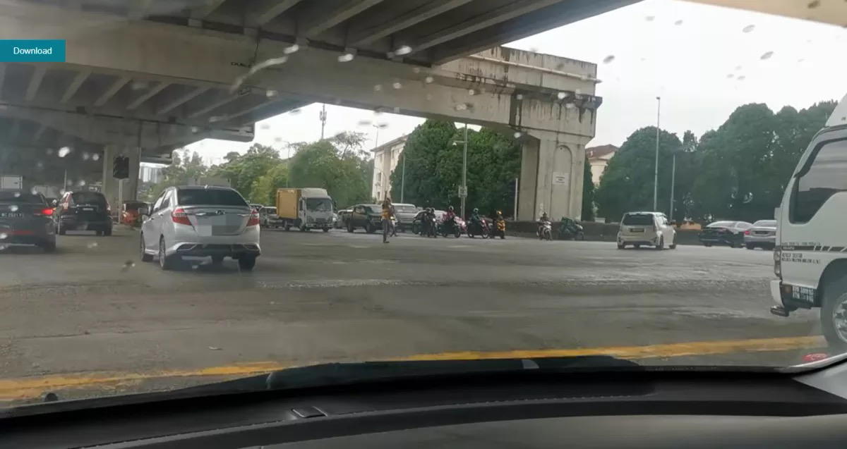 [video] delivery riders praised for directing traffic after traffic lights malfunction due to blackout | weirdkaya