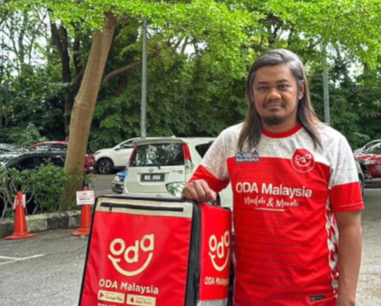 Indera Aria Wee Jeeny after becoming a delivery rider