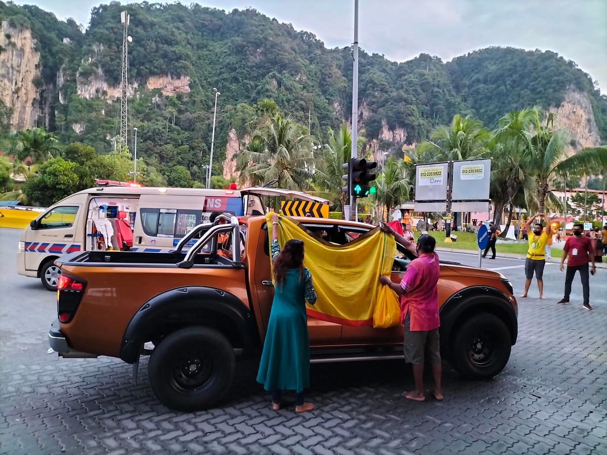 It's a baby girl! Thaipusam devotees help woman give birth outside batu caves temple | weirdkaya