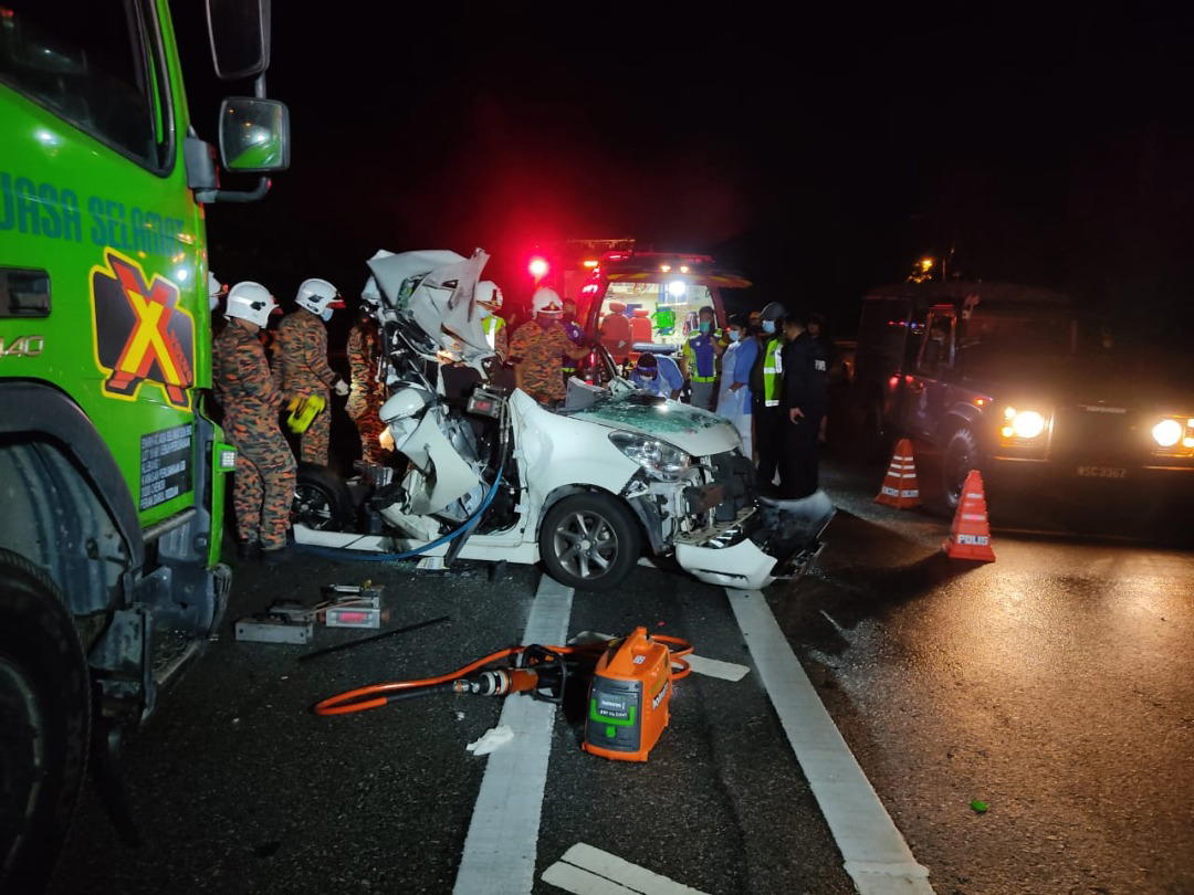 21yo man dies in a fatal car crash involving a container truck | weirdkaya