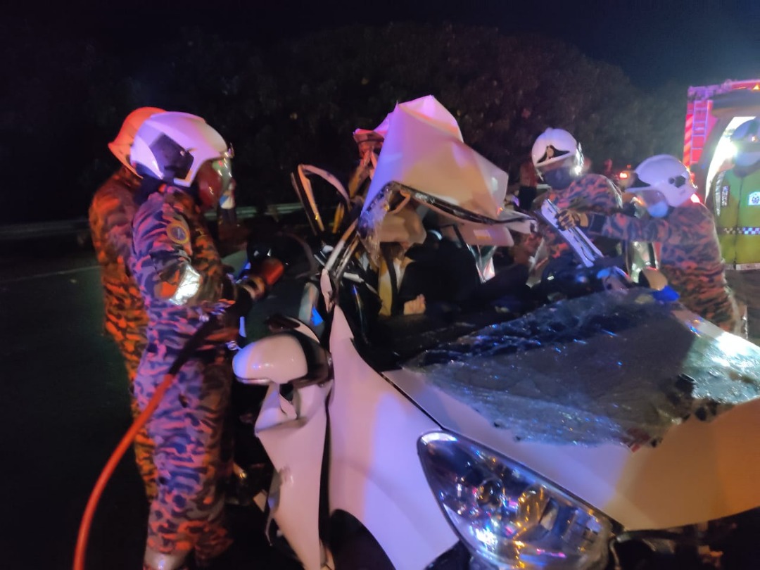 21yo man dies in a fatal car crash involving a container truck | weirdkaya