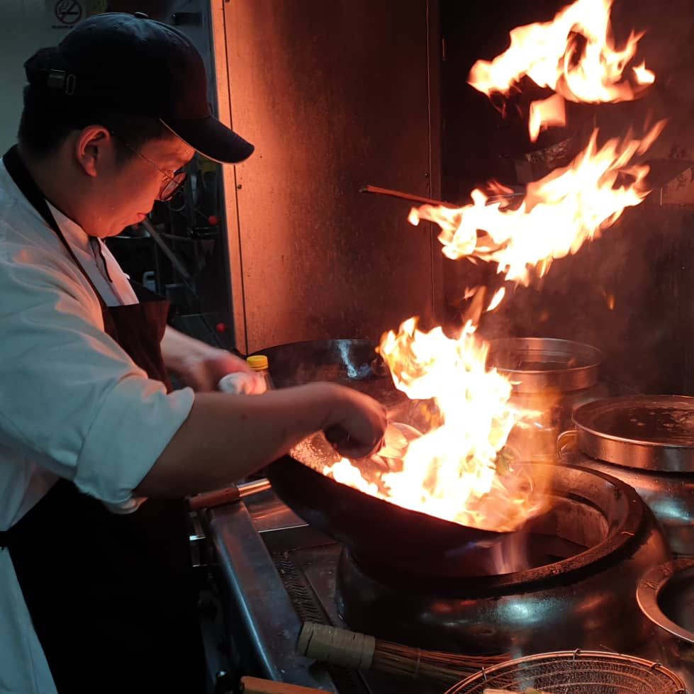 'hi guys, hari ini saya nak share-kan... ' 23yo award-winning chef breaks cultural barriers by introducing chinese recipes in malay | weirdkaya