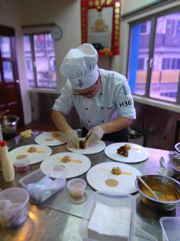 'hi guys, hari ini saya nak share-kan... ' 23yo award-winning chef breaks cultural barriers by introducing chinese recipes in malay | weirdkaya