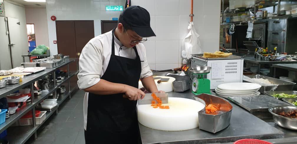 'hi guys, hari ini saya nak share-kan... ' 23yo award-winning chef breaks cultural barriers by introducing chinese recipes in malay | weirdkaya