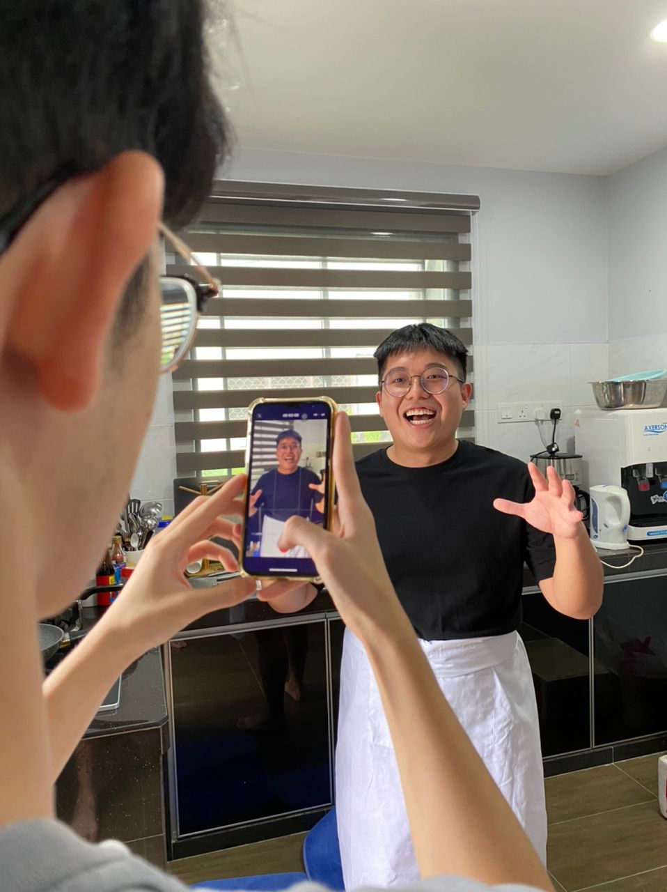 'hi guys, hari ini saya nak share-kan... ' 23yo award-winning chef breaks cultural barriers by introducing chinese recipes in malay | weirdkaya