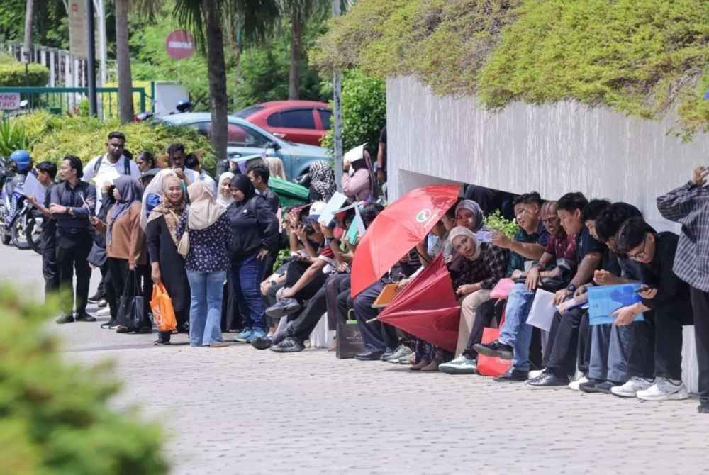 Jobseeker queue in Melaka (2)