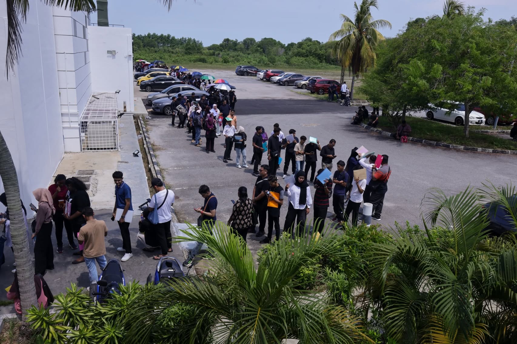 Jobseeker queue in Melaka (3)