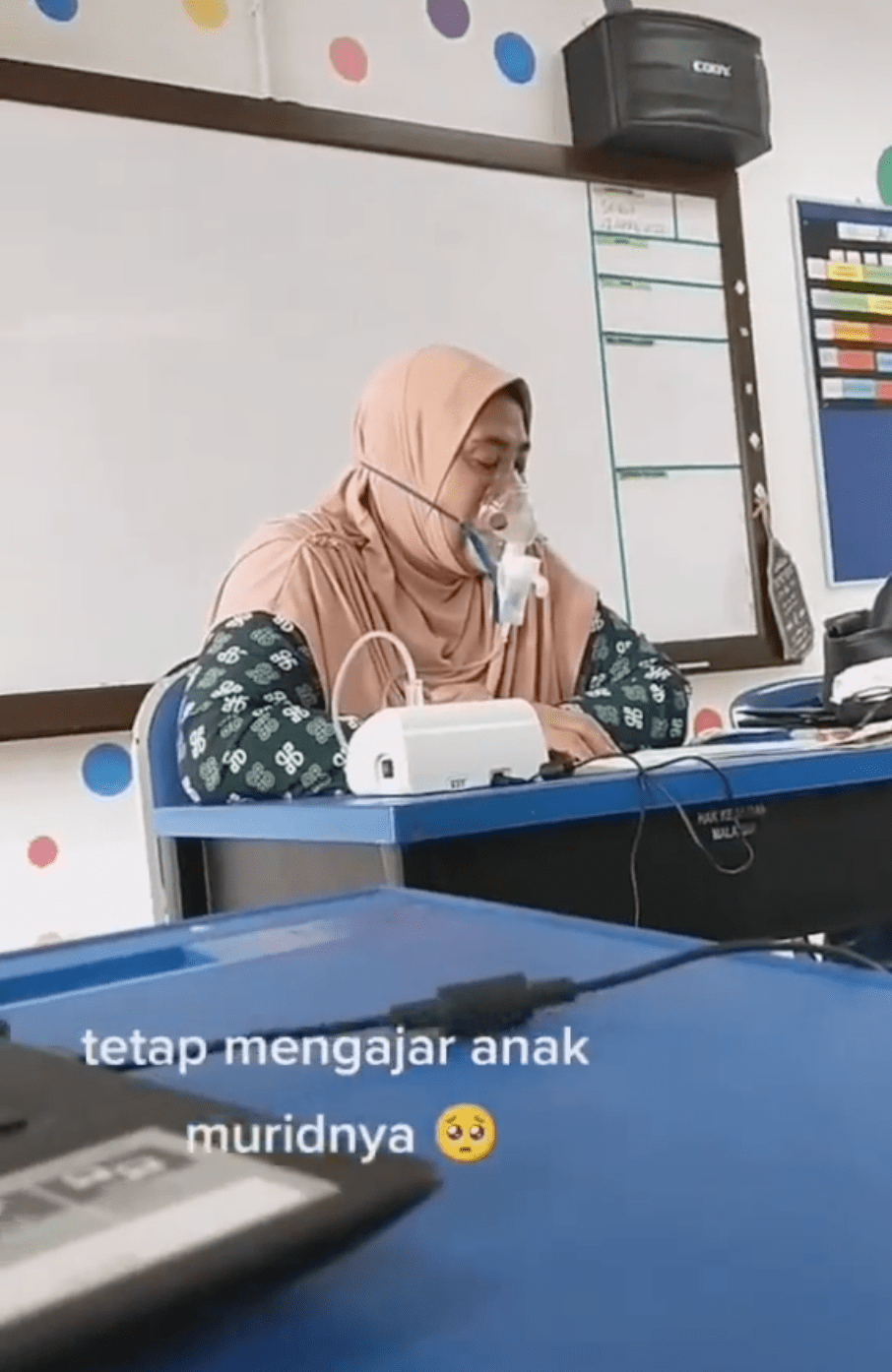 Johor teacher wears oxygen mask to continue her teaching lesson 03