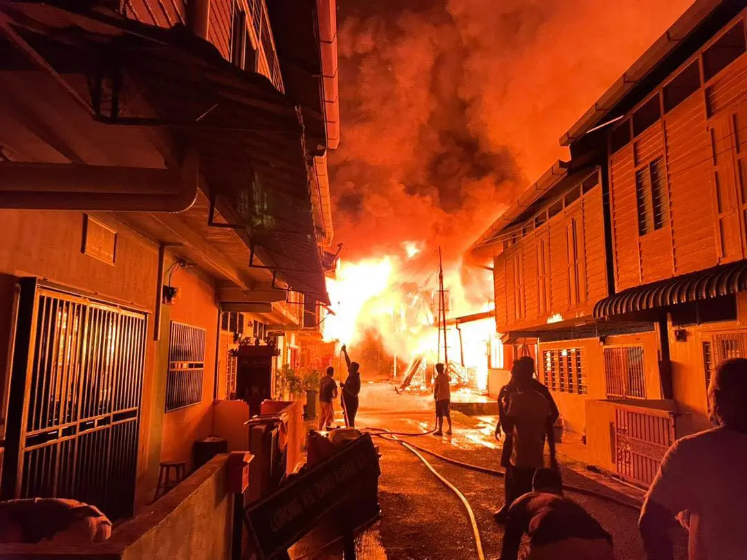 Just in: massive fire burns down houses at kampung baru karak | weirdkaya