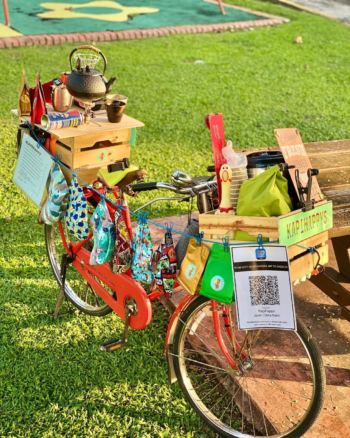 M'sian cyclist sets up a pop up café on his bicycle | weirdkaya
