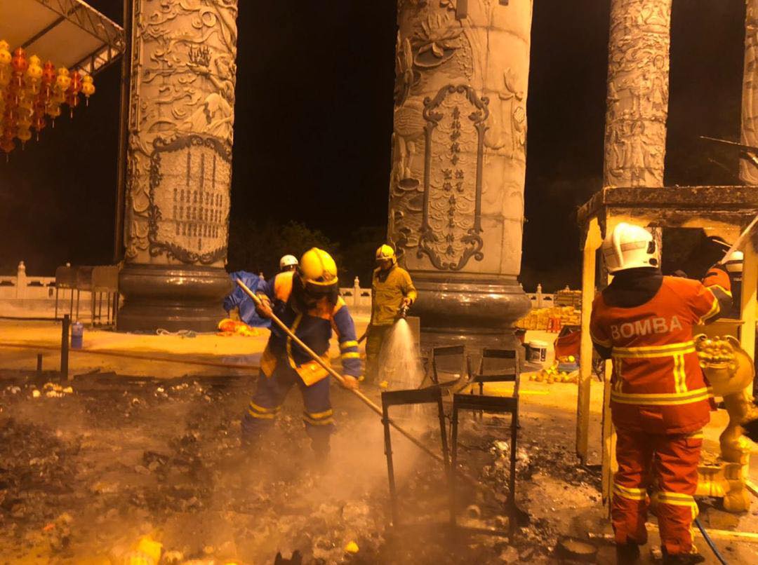 [video] guan yin statue area at kek lok si temple catches fire on day 3 of cny | weirdkaya