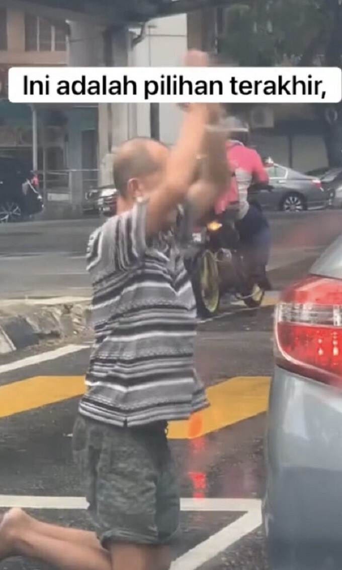 Kind m'sian helps man who knelt down and begged for money in the middle of the road (2)