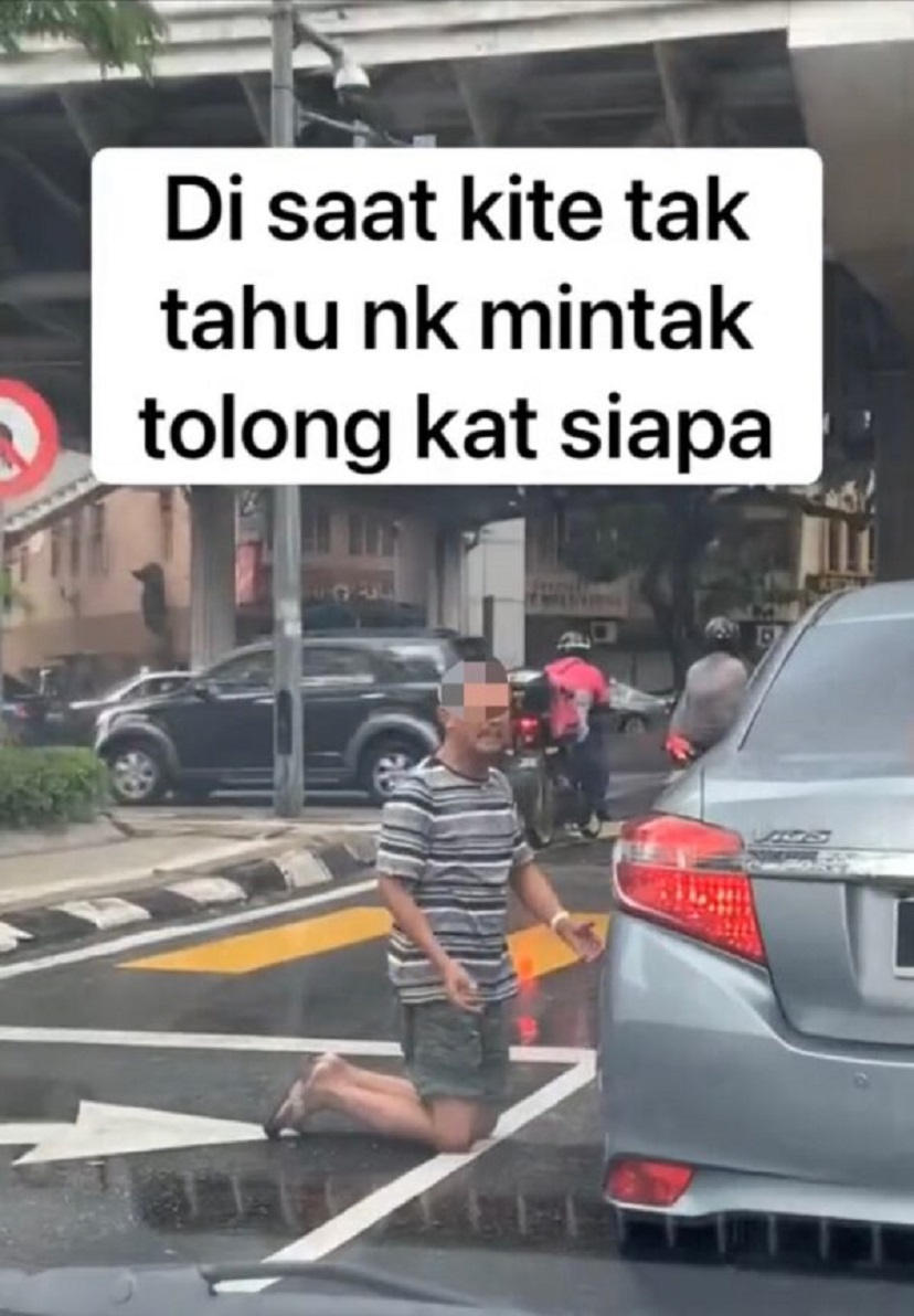 Kind m'sian helps man who knelt down and begged for money in the middle of the road (3). Png