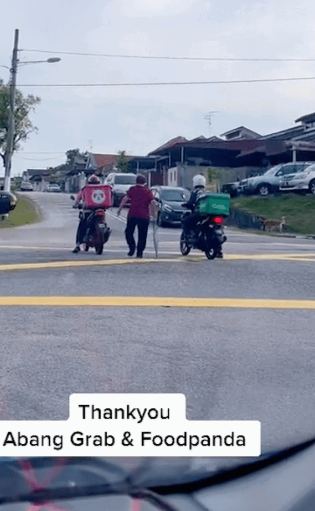 Kind food delivery riders 'escort' senior citizen to cross busy road, wins praises online 02