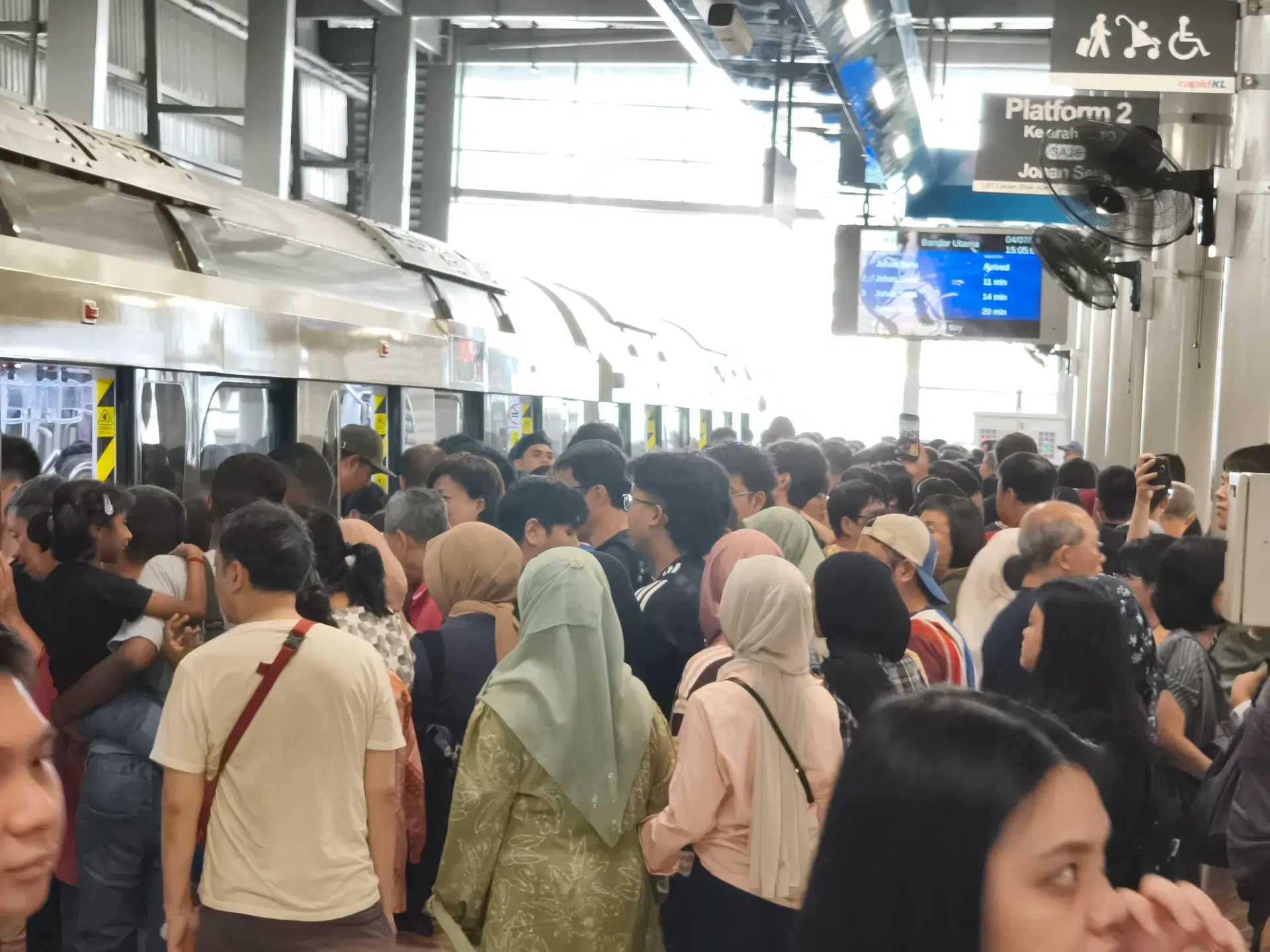 Image from: LRT3 Gets Packed On First Weekend As M’sians Rush To Try Free Rides | WeirdKaya