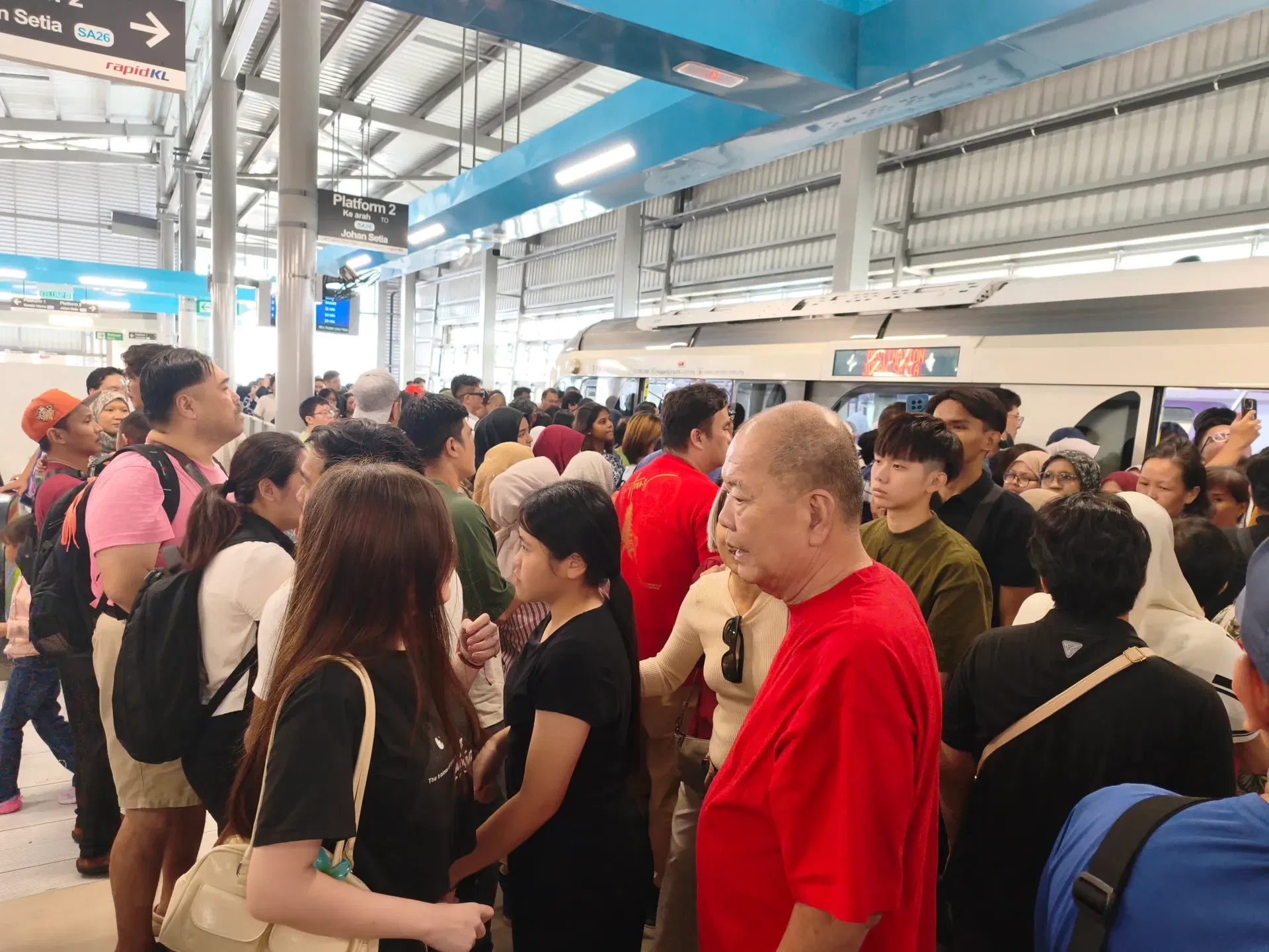 LRT3 packed like Sardine