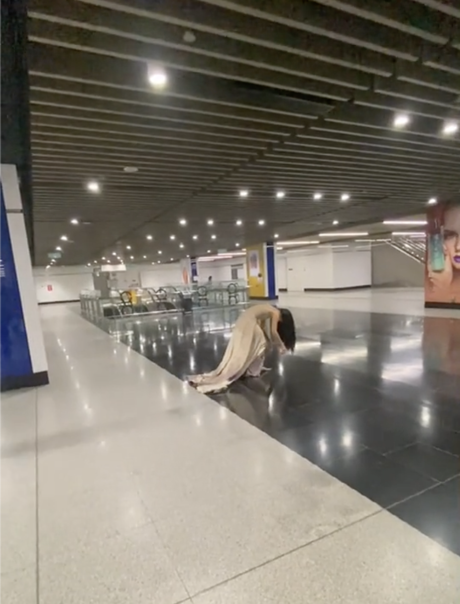 Long-haired ghost spotted in broad daylight at pasar seni mrt station (2)