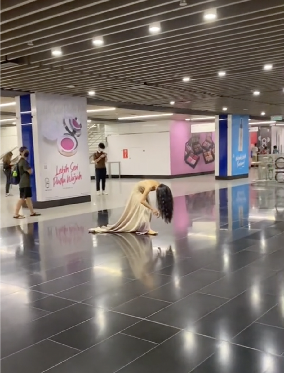Long-haired ghost spotted in broad daylight at pasar seni mrt station (3)